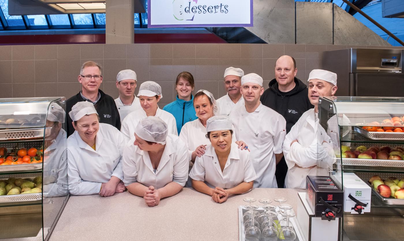 Groepsfoto van het persooneel bij het restaurant van Campus Etterbeek