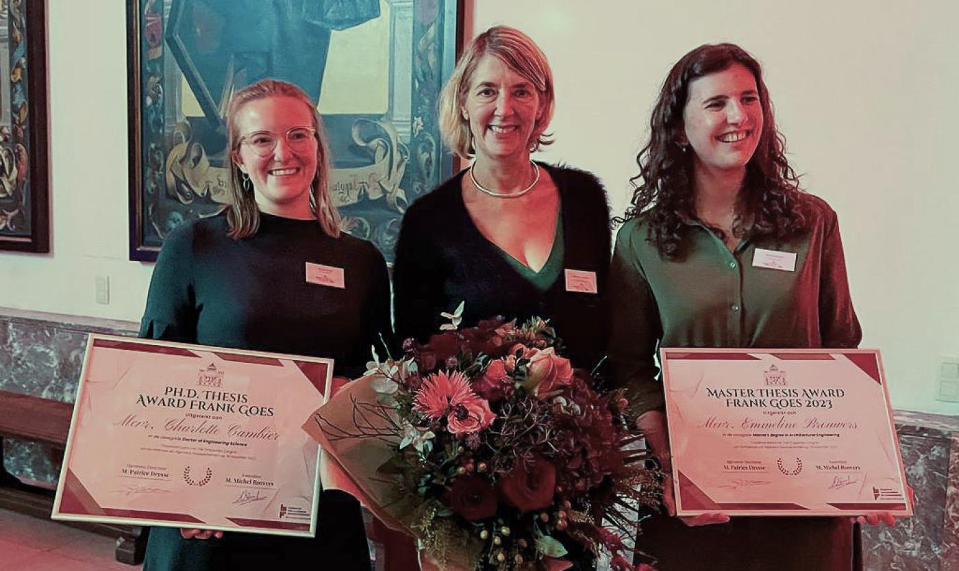 Charlotte Cambier en Emmeline Brouw ontvangen prijs van Karin van Der Kerken