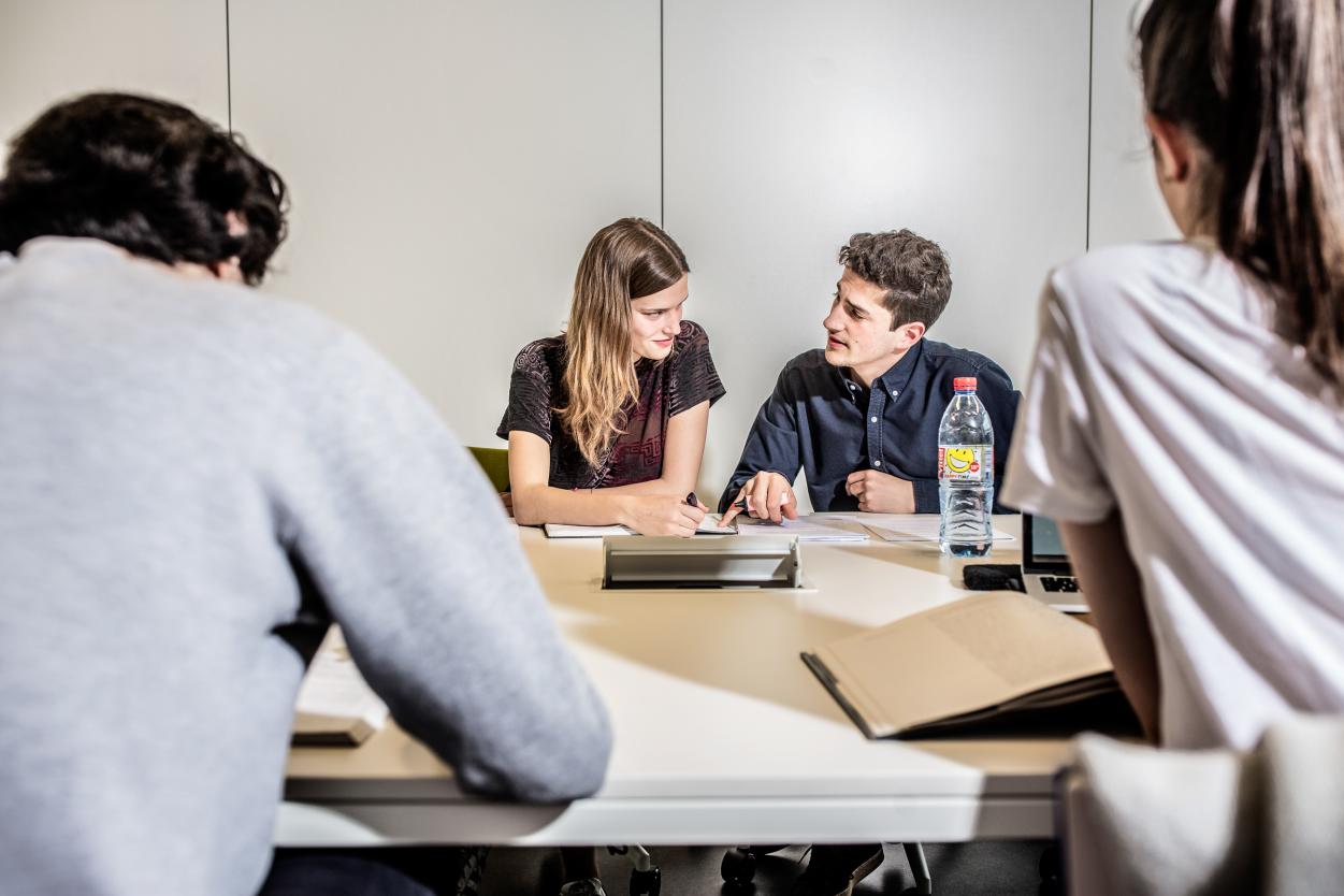 Student met tutor in studiebegeleidingcentru op Campus Etterbeek