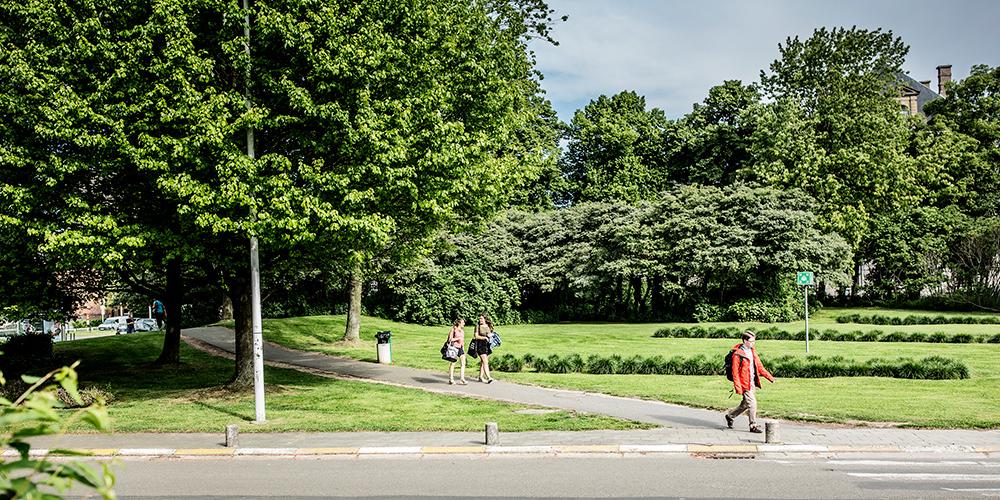 VUB campusingang met wandelende studenten